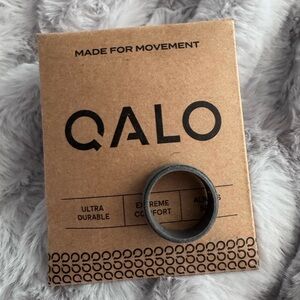 QALO Men’s Polished Step Edge Silicone Wedding Ring in Charcoal